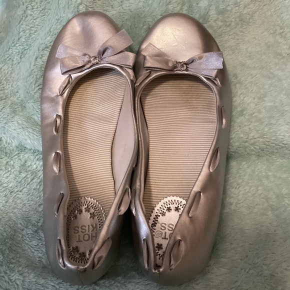 Women’s HOT KISS Silver Bow Ballet Flats size 9W Midge - Picture 3 of 7